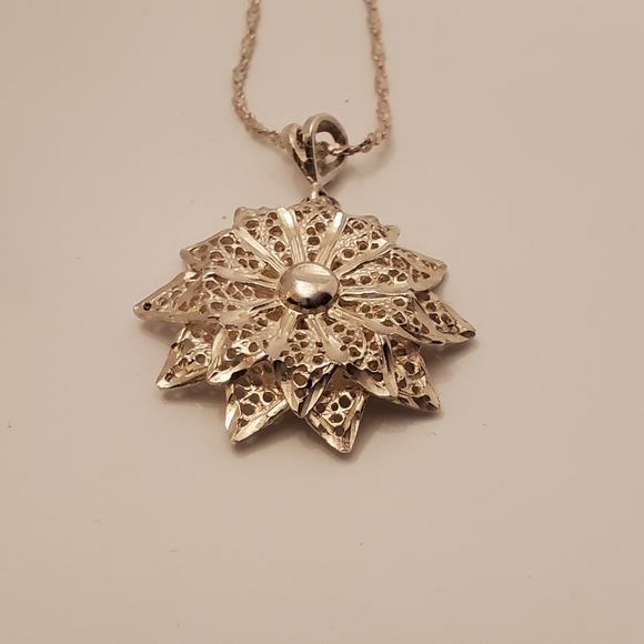 Estate Sterling Filigree Flower Pendant and Chain - Picture 5 of 11
